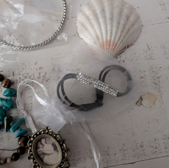 Random Jewelry Lot And Shell - Picture 2 of 4